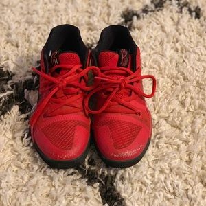 Little boys Kyrie 3 Basketball sneakers